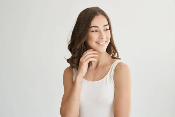 Mulher em branco t-shirt sorriso posando moda isolado fundo — Fotografia de Stock