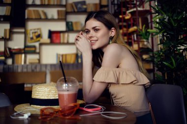 Kafe modasında oturan güzel bir kadın. Yüksek kalite fotoğraf