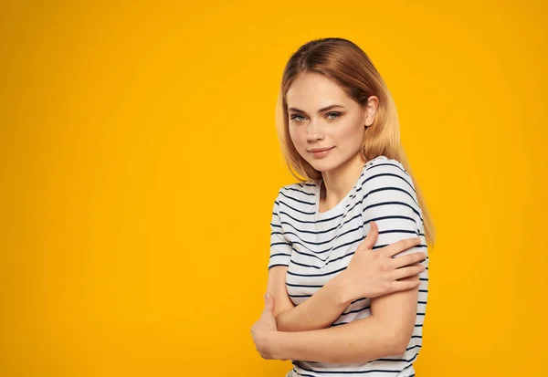 Söt blond randig t-shirt känslor positiv gul bakgrund — Stockfoto