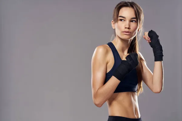 Atletische vrouw boksen workout oefeningen fitness poseren donkere achtergrond — Stockfoto