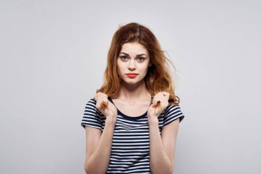 Kırmızı şapkalı güzel bir kadın. Fransa Avrupa modası. İzole edilmiş bir arka plan.