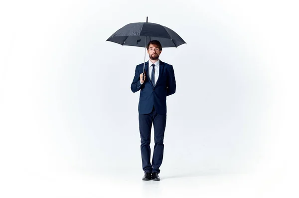 スーツを着たビジネスマン傘の雨の保護天気 — ストック写真