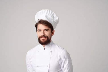 Sakallı adam restoran servisi Profesyonel el hareketi