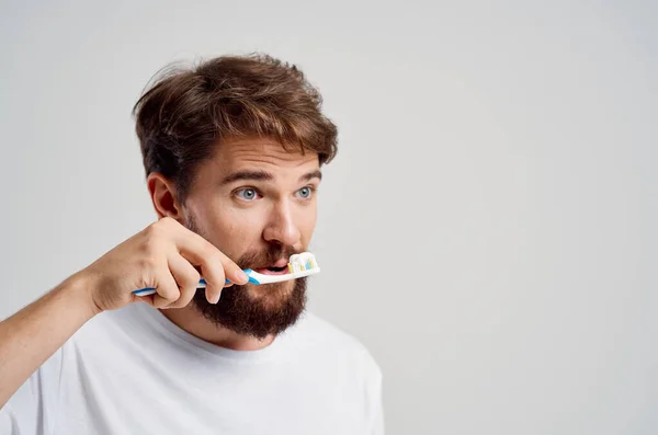 Muž zubní kartáček v hygieně rukou čisté zuby izolované pozadí — Stock fotografie