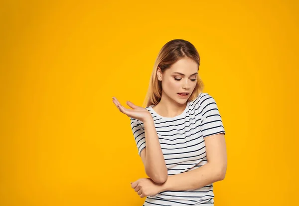 Neşeli kadın çizgili tişört duyguları el hareketleriyle — Stok fotoğraf