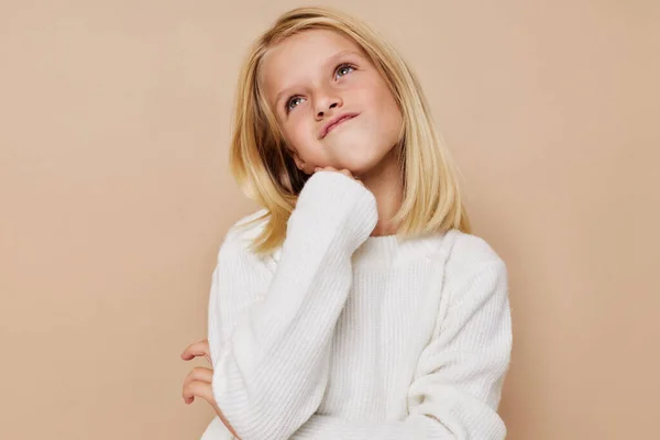 Lyckligt barn i en tröja, grimaser barn livsstil koncept — Stockfoto