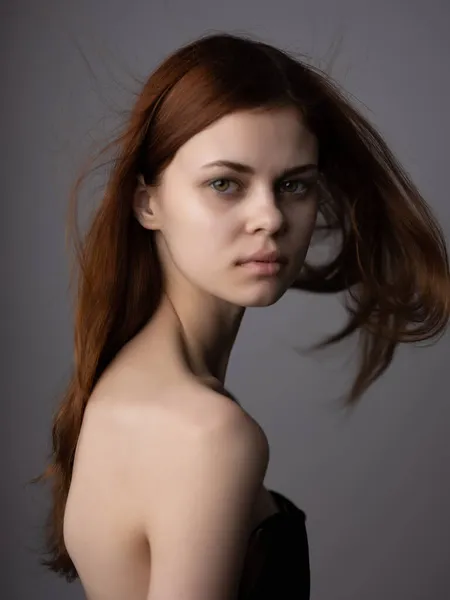 Ładna kobieta nagie ramiona rude włosy zbliżenie glamour — Zdjęcie stockowe