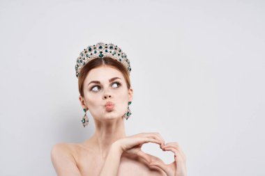 Çıplak bir kadının portresi. Mücevher kozmetik ürünleri. Yakın çekim yaşam tarzı.