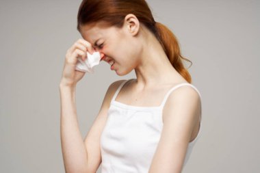 Kızıl saçlı kadın grip virüsü virüsü. Sağlık sorunları yakın plan.