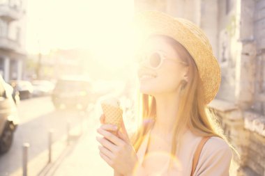 Çekici bir kadın yazın moda gezisinde yürüyor.