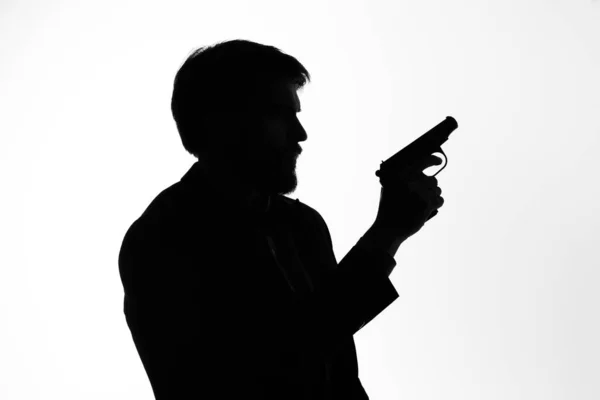 Pistola de hombre en las manos de las emociones silueta posando estudio — Foto de Stock