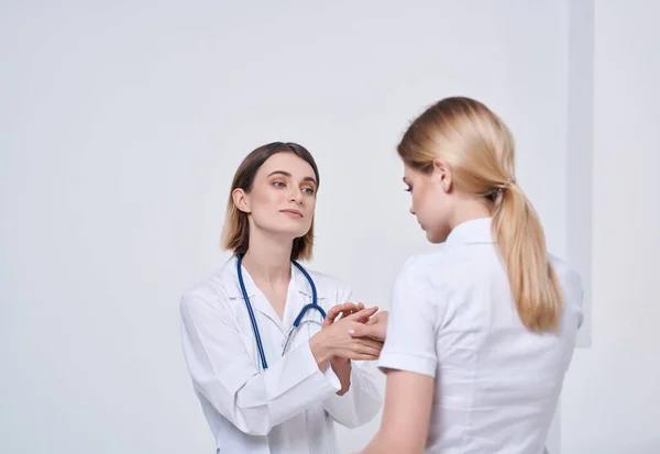 Kvinnlig läkare stetoskop läkning förfaranden isolerad bakgrund — Stockfoto