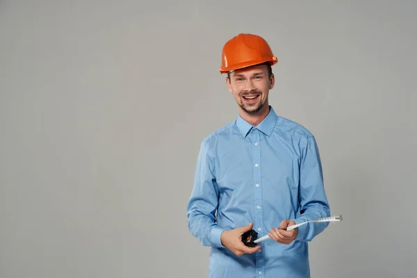 Mężczyzna w pomarańczowym hełmie Zawód zawodowy Praca — Zdjęcie stockowe