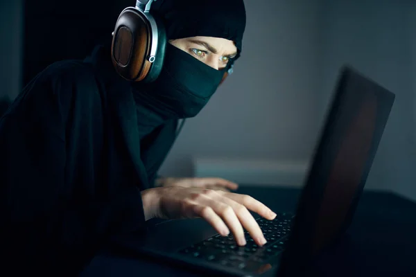 Geceleyin dizüstü bilgisayarın önünde kulaklık takan bir kadın internet teknolojisi — Stok fotoğraf