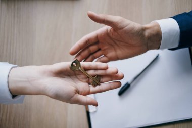Anahtar kontrat dairesinin satış acentesinin elinde.