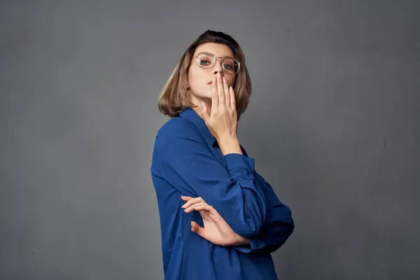 Donna in camicia blu indossando occhiali posa moda Glamour — Foto Stock