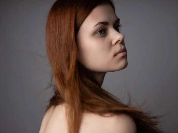 赤毛女性裸肩明確な肌ポーズスタジオ — ストック写真