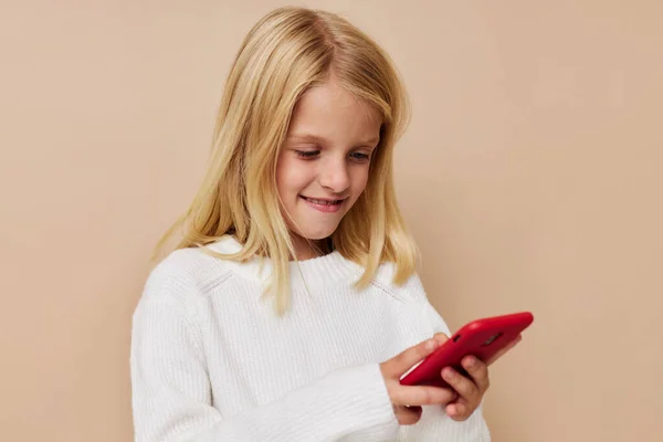 Little cute girl mówi na technologii telefonicznej dzieci koncepcji stylu życia — Zdjęcie stockowe