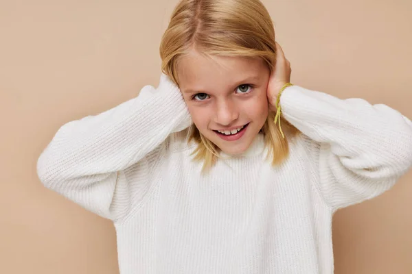 Portrét usměvavé malé cutie módní dětské oblečení oříznutý pohled — Stock fotografie