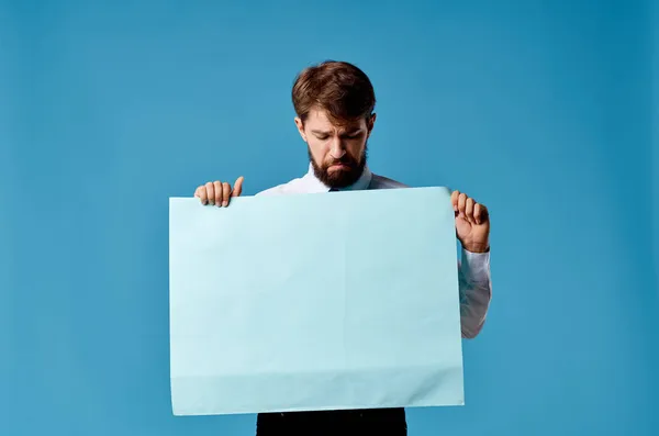 Zakenmensen met blauwe mockup poster teken kopie-ruimte blauwe achtergrond — Stockfoto