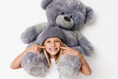 duygusal kız oyuncak ayı eğlence ellerinde hafif bir arka planda