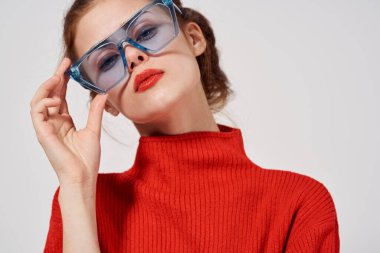 Modayı takip eden mavi gözlüklü bir kadının portresi. Stüdyo eğlence modeli.