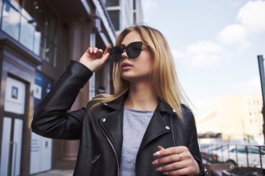 Telefonla konuşan bir kadın dışarıda iletişim kurarak yaşıyor.