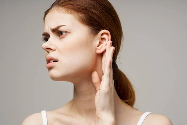 Kadın kulak ağrısı sağlık sorunu memnuniyetsizlik stüdyo tedavisi — Stok fotoğraf