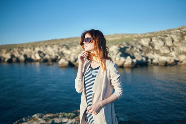 Mujer en gafas de sol al aire libre verano paisaje mar aire libre —  Fotos de Stock
