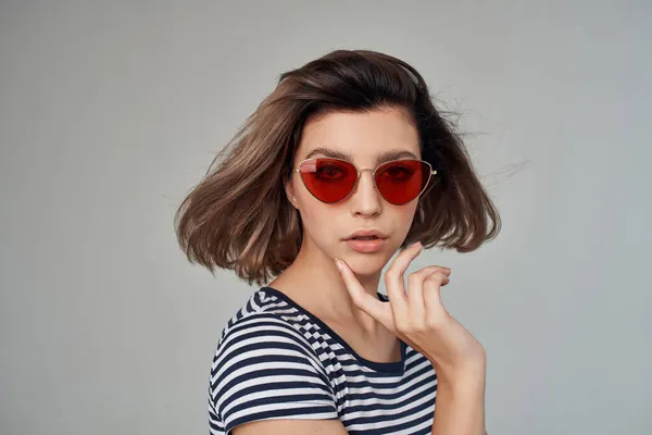 Femme avec lunettes fond clair Lifestyle — Photo