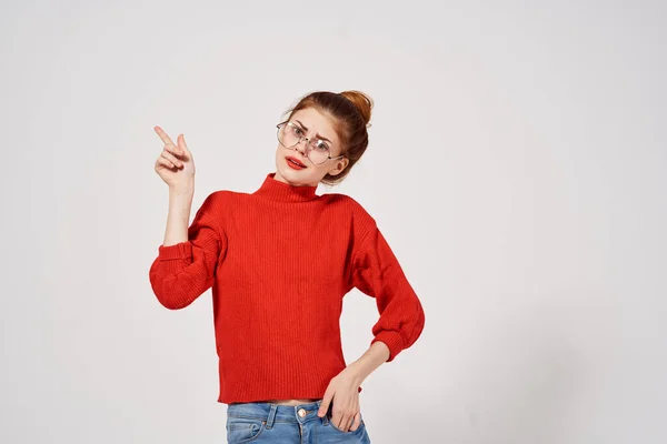 Mulher em um suéter vermelho Estilo de vida luz fundo — Fotografia de Stock