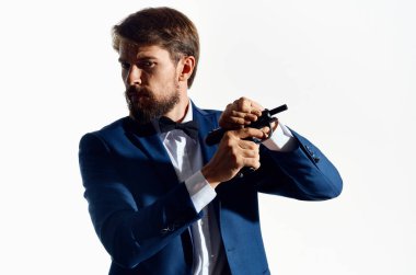El fenerinde silahı olan bir erkek gangster.
