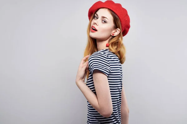 Όμορφη γυναίκα σε ένα ριγέ t-shirt κόκκινα χείλη χειρονομία με τα χέρια του στούντιο μοντέλο — Φωτογραφία Αρχείου