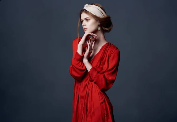 Mulher em vestido vermelho decoração posando luxo fundo escuro — Fotografia de Stock