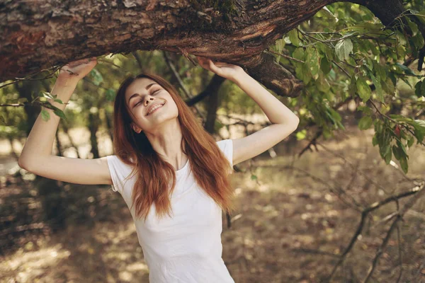森の中の屋外の木の近くのきれいな女性新鮮な空気と旅行 — ストック写真