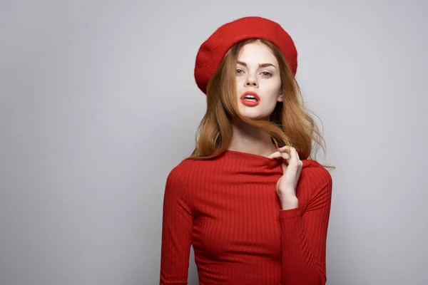 Bonita mujer con una gorra roja en su cabeza glamour estudio posando —  Fotos de Stock