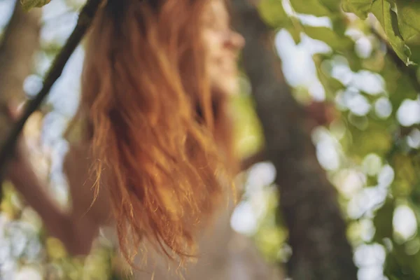 Χαρούμενη κοκκινομάλλα γυναίκα στο δάσος κοντά στο δέντρο φύση καλοκαίρι — Φωτογραφία Αρχείου