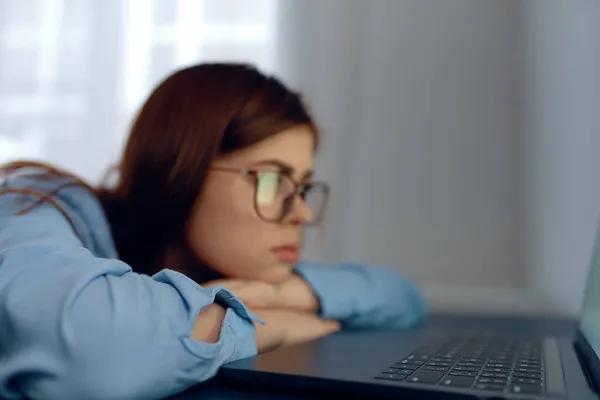 Nő előtt laptop fáradtság munka idegek — Stock Fotó