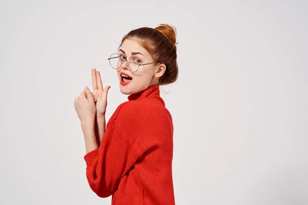 Bella donna in un maglione rosso stile di vita sfondo leggero — Foto Stock