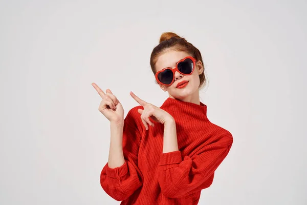 아름다운 여성 현대 스타일의 선글라스 매력적 인 외모 — 스톡 사진
