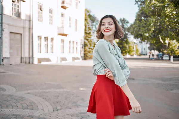 Hermosa mujer atractiva mirada labios rojos caminar en el parque verano — Foto de Stock