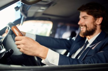 Sakallı adam araba gezisi yapıyor lüks bir hayat tarzı özgüveni var