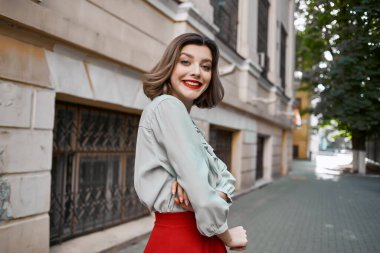 Kırmızı etekli güzel bir kadın. Eğlenceli bir yürüyüş. Temiz hava.