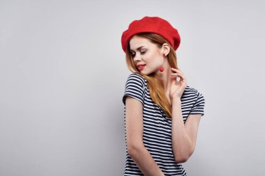 Kırmızı şapkalı neşeli kadın. Fransa Avrupa moda modellik stüdyosu.