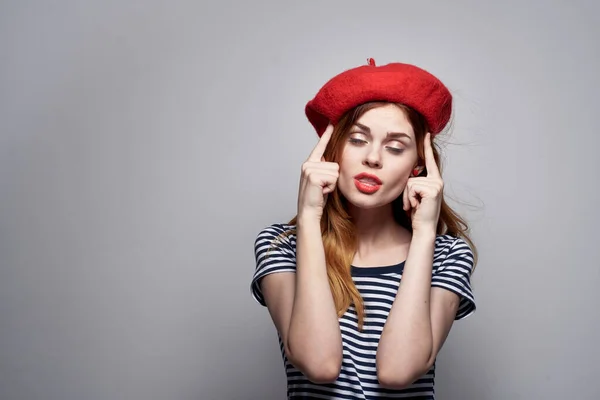 Bella donna indossa un cappello rosso trucco Francia Europa moda posa Aria fresca — Foto Stock