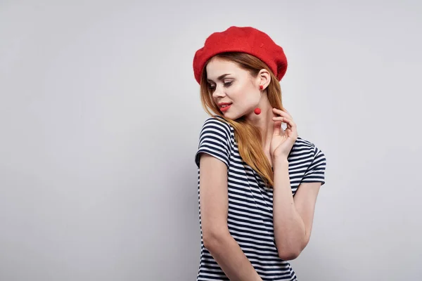 Χαρούμενη γυναίκα με κόκκινο καπέλο μακιγιάζ Γαλλία Ευρώπη μόδα ποζάροντας μοντέλο στούντιο — Φωτογραφία Αρχείου