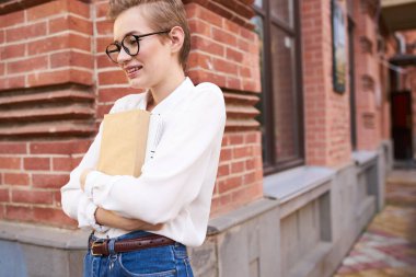 Binanın yakınındaki güzel kadın dinleniyor. Yaşam tarzı.