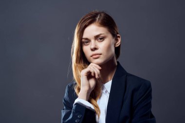 İş elbisesi giymiş bir kadın yönetici ofisi.