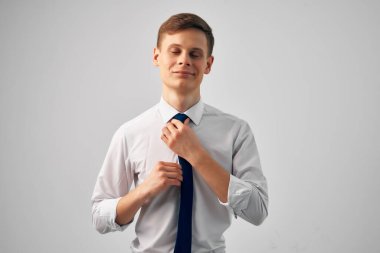 Neşeli adam kravatını düzeltiyor. Profesyonel başarı.