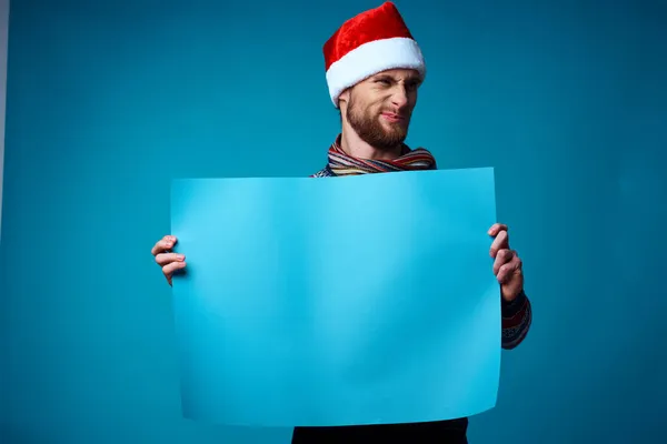 Homme joyeux dans un chapeau de Père Noël tenant une bannière studio de vacances posant — Photo